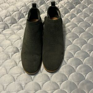 Green size 8.5 Tom’s Chelsea boots